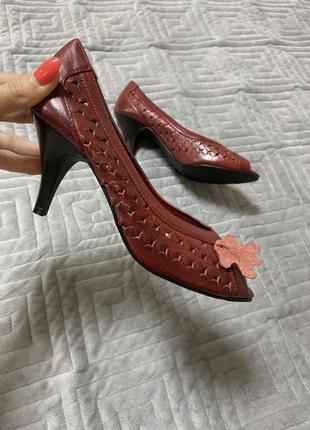 Кожаные красные туфли перфорированные с открытым носком2 фото
