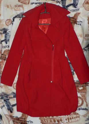 Красивейшее красное демисезонное пальто, р. 44 укр.