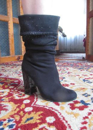 Супер сапожки замшевые,насыщенный черный цвет,камешки все на месте,на фото цвет не такой
