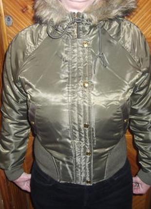 Женская куртка оливкового цвета с капюшоном2 фото