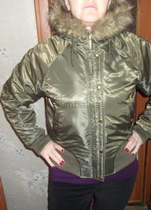 Женская куртка оливкового цвета с капюшоном5 фото