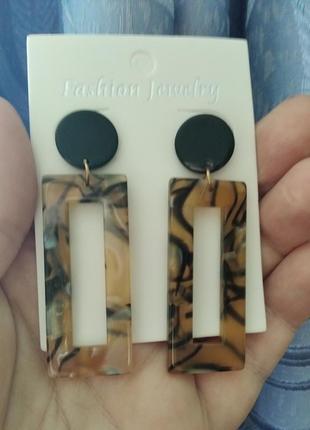 Модные новые акриловые серьги