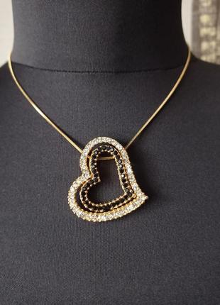 Ланцюжок з підвіскою у вигляді сердець.