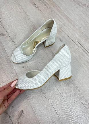 Шкіряні босоніжки