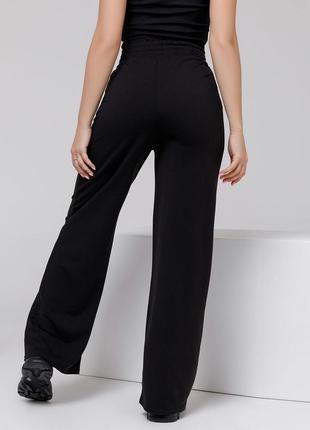 Черные широкие трикотажные брюки со стрелками4 фото