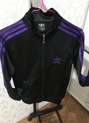 Спортивная мастерка adidas.