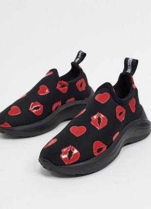 Чорні кросівки з принтом губ і сердечок love moschino оригінал легкі кросівки панчохи