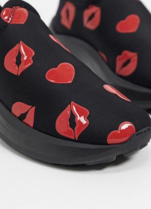 Чорні кросівки з принтом губ і сердечок love moschino оригінал легкі кросівки панчохи3 фото