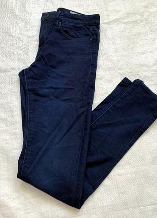Классические темно-синии узкие джинсы