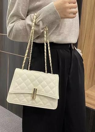 Кремова сумка-клатч на ланцюжку