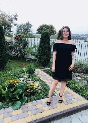 Чорна сукня до коліна