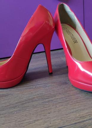 Туфли красные на каблуке2 фото