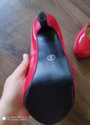 Туфли красные на каблуке3 фото