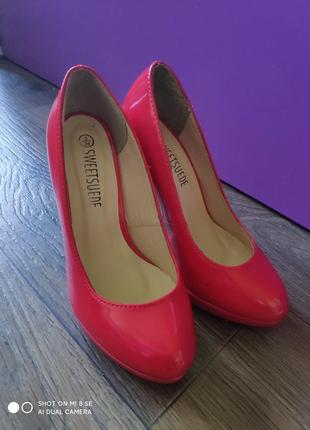 Туфли красные на каблуке