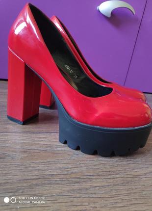 Туфли красные на каблуке с тракторной подошвой2 фото