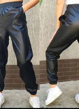 Женские кожаные штаны на резинке джоггеры