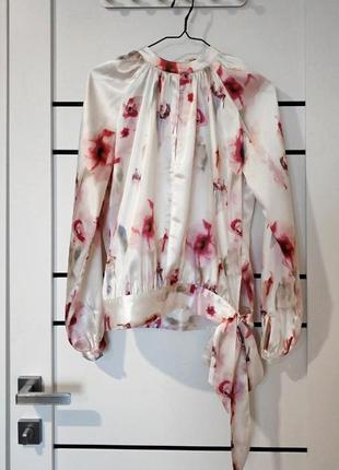 Шикарная атласная блуза ostin с бантом и акварельным рисунком1 фото