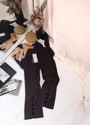 Штани ззаду на зав'язках