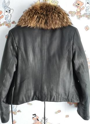 Женская кожаная куртка с запахом воротник из енота8 фото