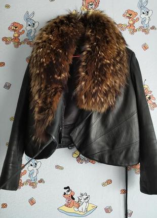 Жіноча шкіряна куртка із запахом комір з єнота2 фото