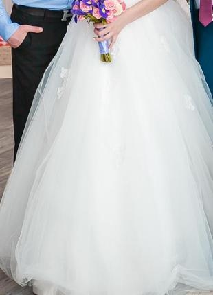 Красиве весільну сукню зі шлейфом, корсет, розмір 42-44, айворі4 фото