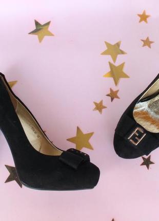 Шикарные туфли 39 размера на каблуке