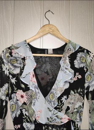 H&m сукню на запах з квітковим принтом і рюшами7 фото