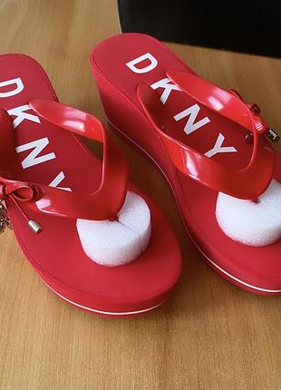 Шльопанці dkny