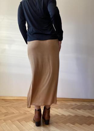 Актуальная идеальная облегающая миди юбка с боковым разрезом бежевая3 фото