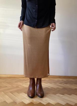 Актуальная идеальная облегающая миди юбка с боковым разрезом бежевая4 фото