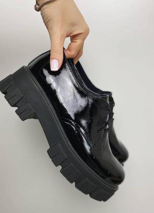 Женские лаковые закрытые демисезонные туфли на шнуровке8 фото