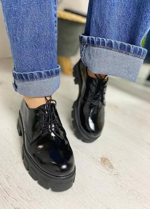 Женские лаковые закрытые демисезонные туфли на шнуровке4 фото