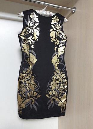 Маленькое чёрное платье из неопрена с золотым узором