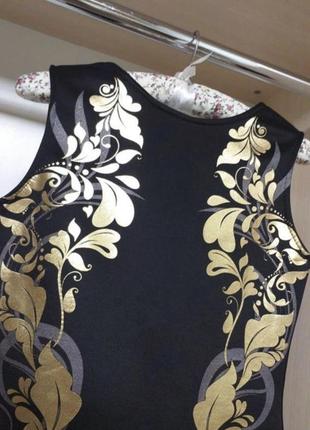 Маленькое чёрное платье из неопрена с золотым узором