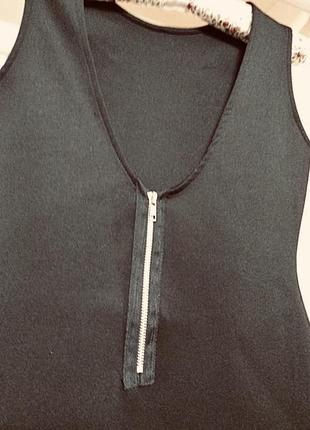 Маленькое чёрное платье из неопрена с золотым узором