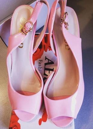 Бассаножки рожеві, туфлі на підборах, взуття,