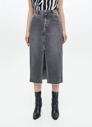 Темно серая черная трендовая брендовая базовая джинсовая юбка миди с разрезом1 фото