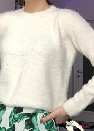 Пухнастий светр