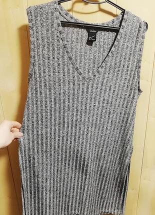 Стильна футболка-накидка з прорізами побокам