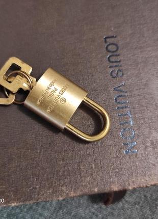 Замок louis vuitton