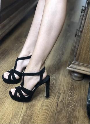 Босоножки на каблуке черные