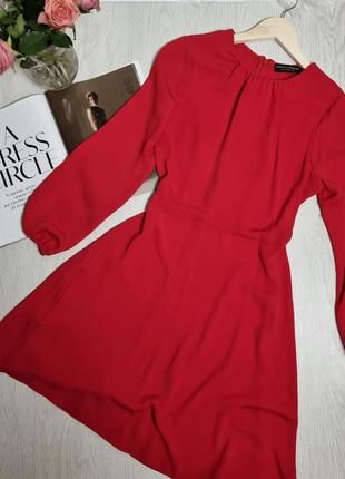 Яркое красное платье с длинными рукавами