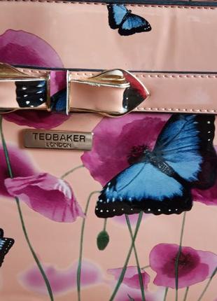 Яркая лаковая сумка ted baker с цветами и бабочками, нюанс9 фото