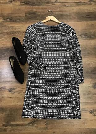 Стильне плаття з красивою спинкою