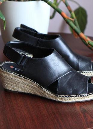 Шкіряні босоніжки Clarks