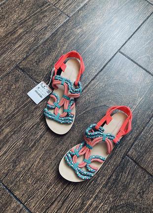 Дуже стильні яскраві сандалі для дівчинки підлітка