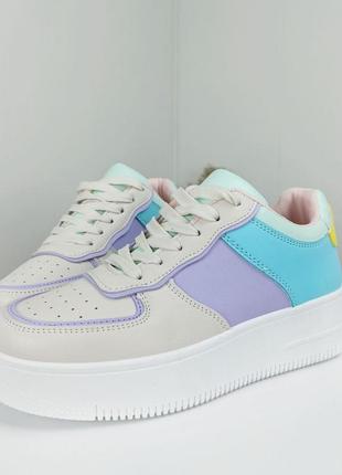 Женские кроссовки