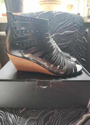 Зручні шкіряні босоніжки