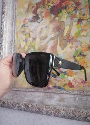 Стильные чёрные солнцезащитные женские очки с поляризацией