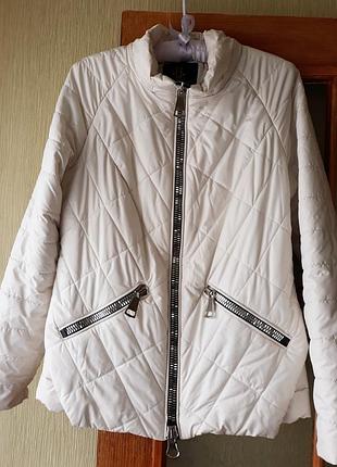Демісезонна куртка молочного кольору